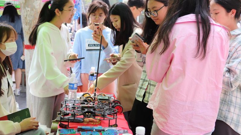 相较于商业软件，开源数据可视化工具具有以下优势：